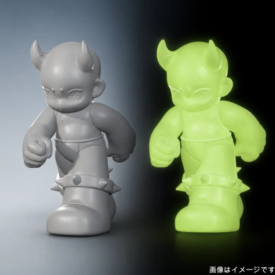 未塗装グレーの小鬼と、暗闇で淡く光る小鬼が並んだ姿